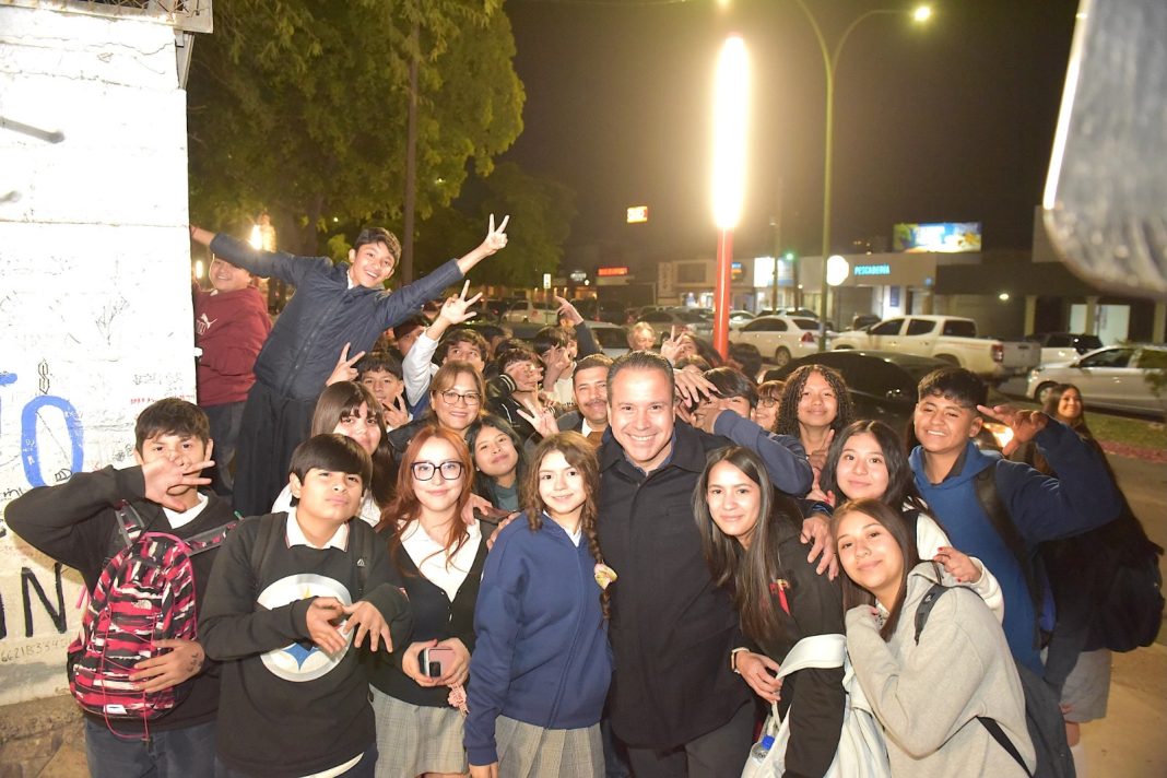 Entrega Toño Astiazarán corredor Camina Segura en Secundaria #1 “Prevo