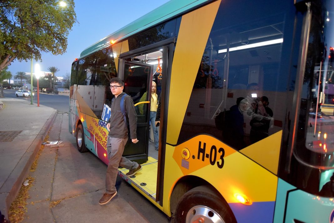 Da Toño Astiazarán banderazo de salida al HBus en su primer día de circulación