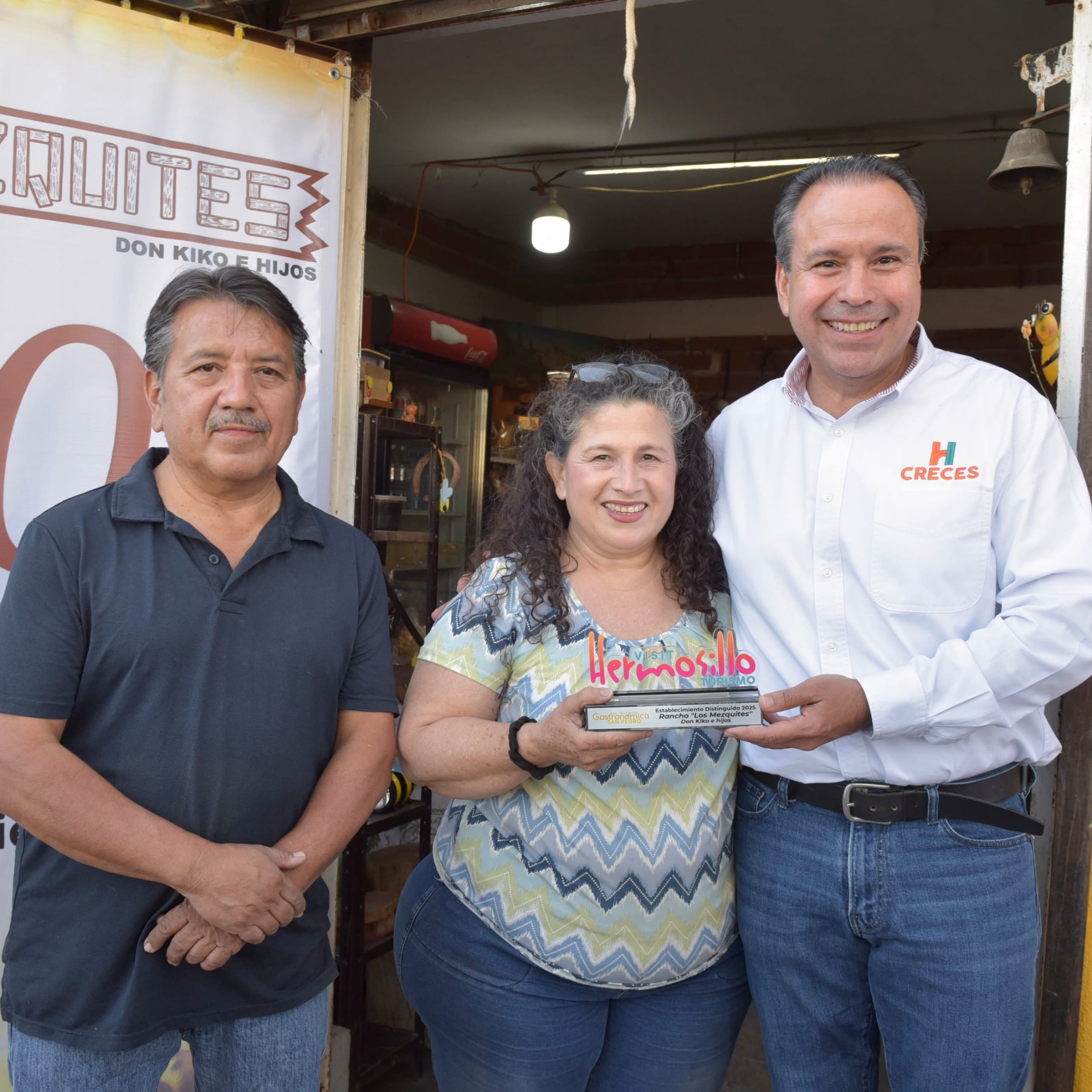Las Noticias al Momento - Reconoce Toño Astiazarán con placa distintiva a comercios ganadores de la 8va Muestra Gastronómica de San Pedro