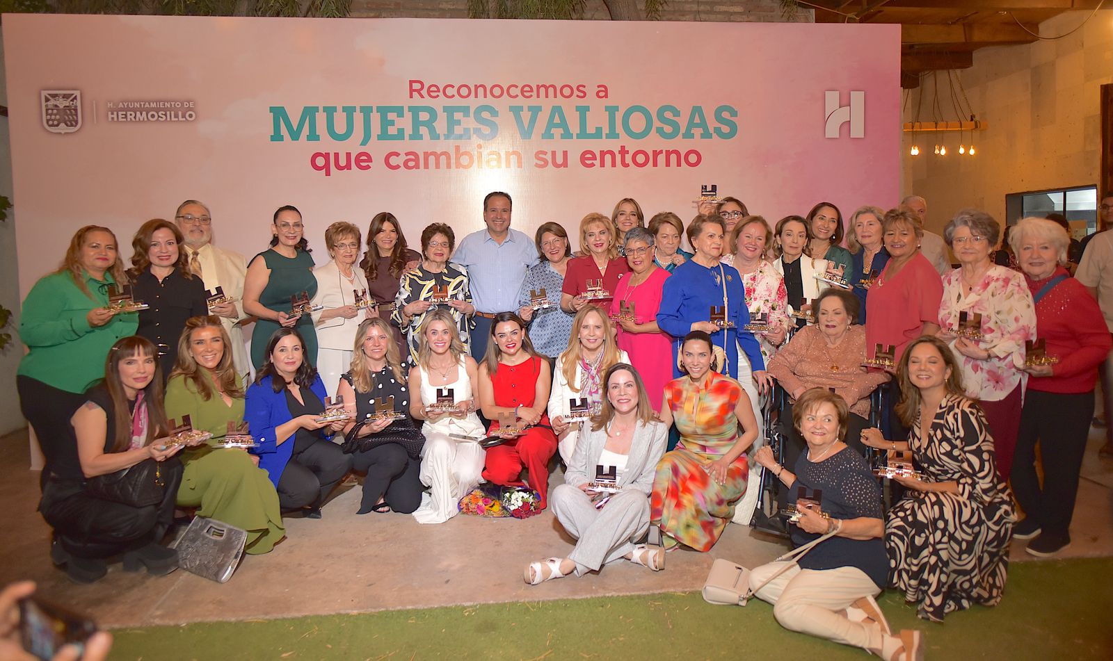 Las Noticias al Momento - Reconocen Toño Astiazarán y Patty Ruibal a “Mujeres Valiosas que Cambian su Entorno”