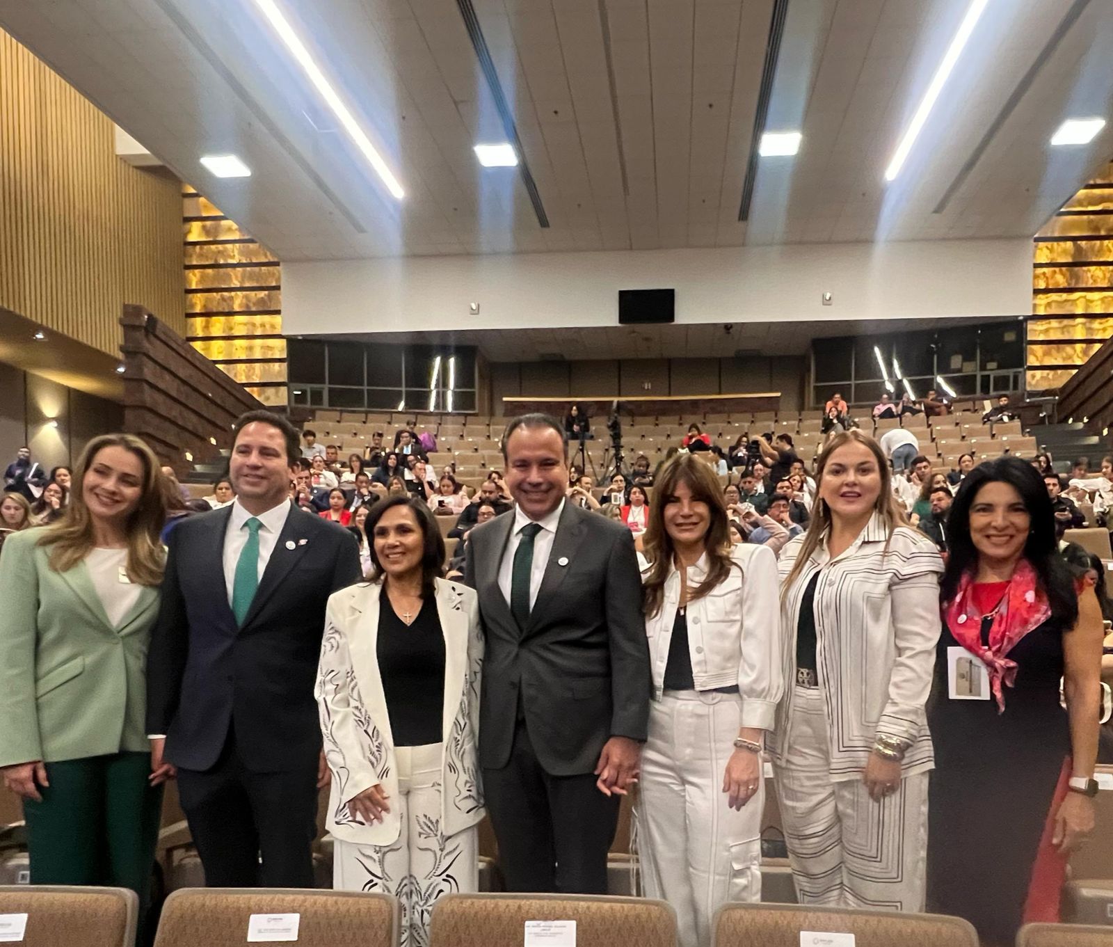 unto a su esposa, Patricia Ruibal, acudió a la sesión y foros organizados por la Red Mexicana de Ciudades Amigas por la Niñez (RMCAN)