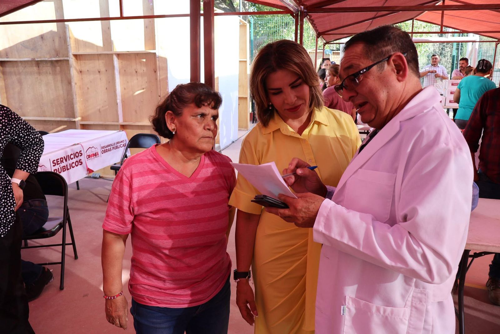 Benefician a familias del barrio El Hoyo en el Día del Pueblo