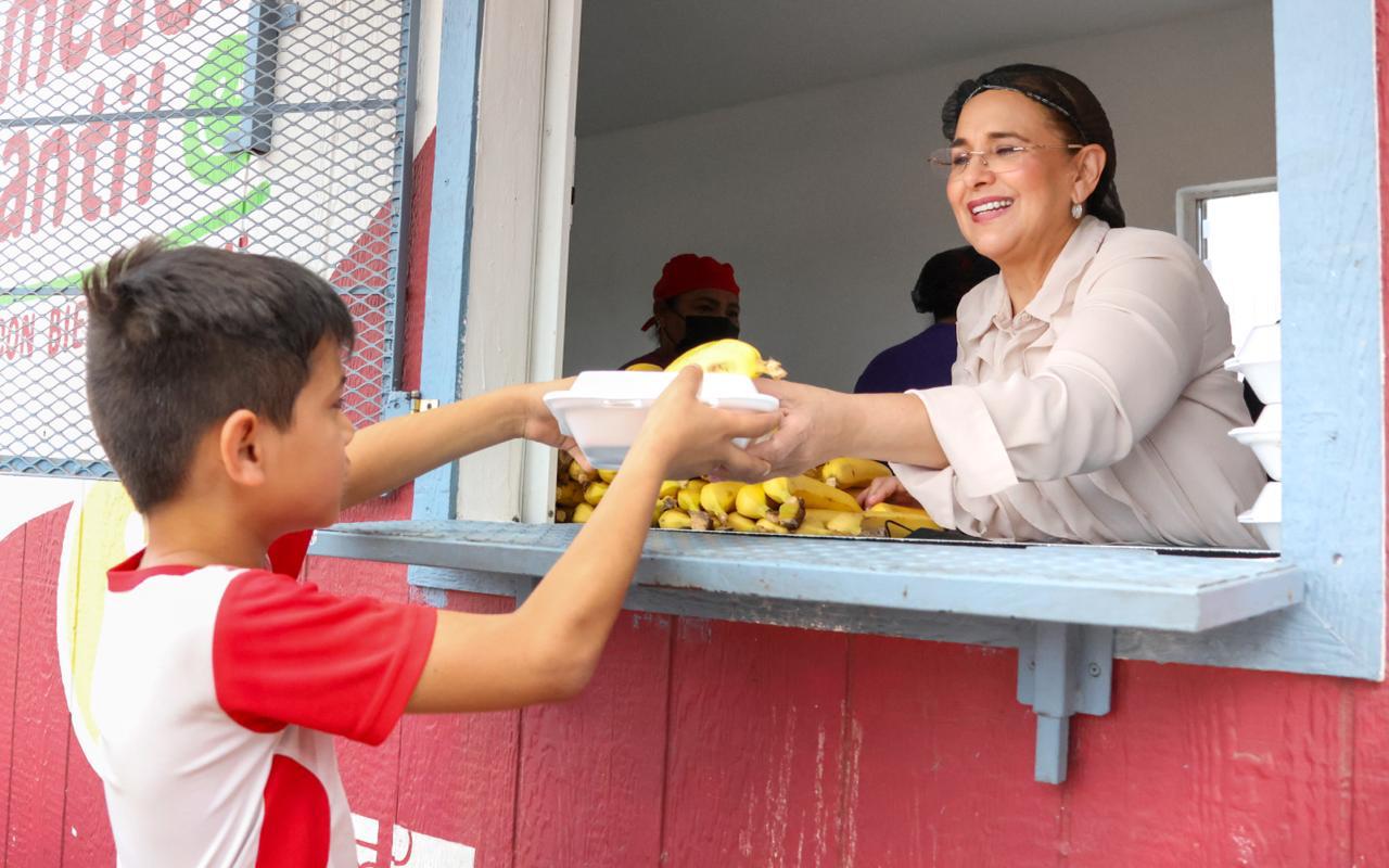 Supervisa alcaldesa Karla Córdova operación de comedor escolar