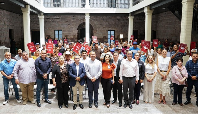 Entrega Ayuntamiento de Guaymas títulos de propiedad a 102 familias