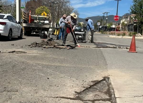 Dan mantenimiento a vialidades en Cananea