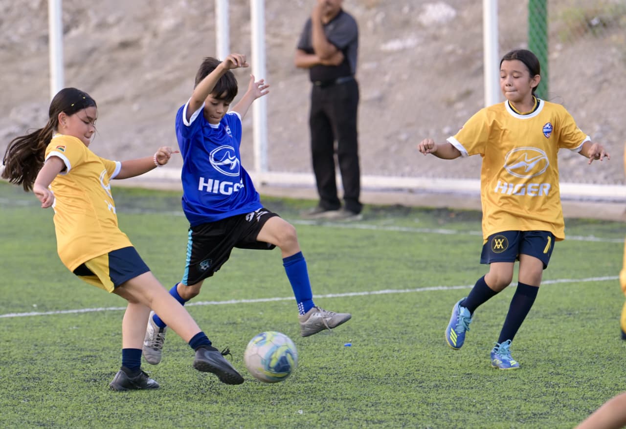 Continúan emociones y goleadas en El Mundialito H