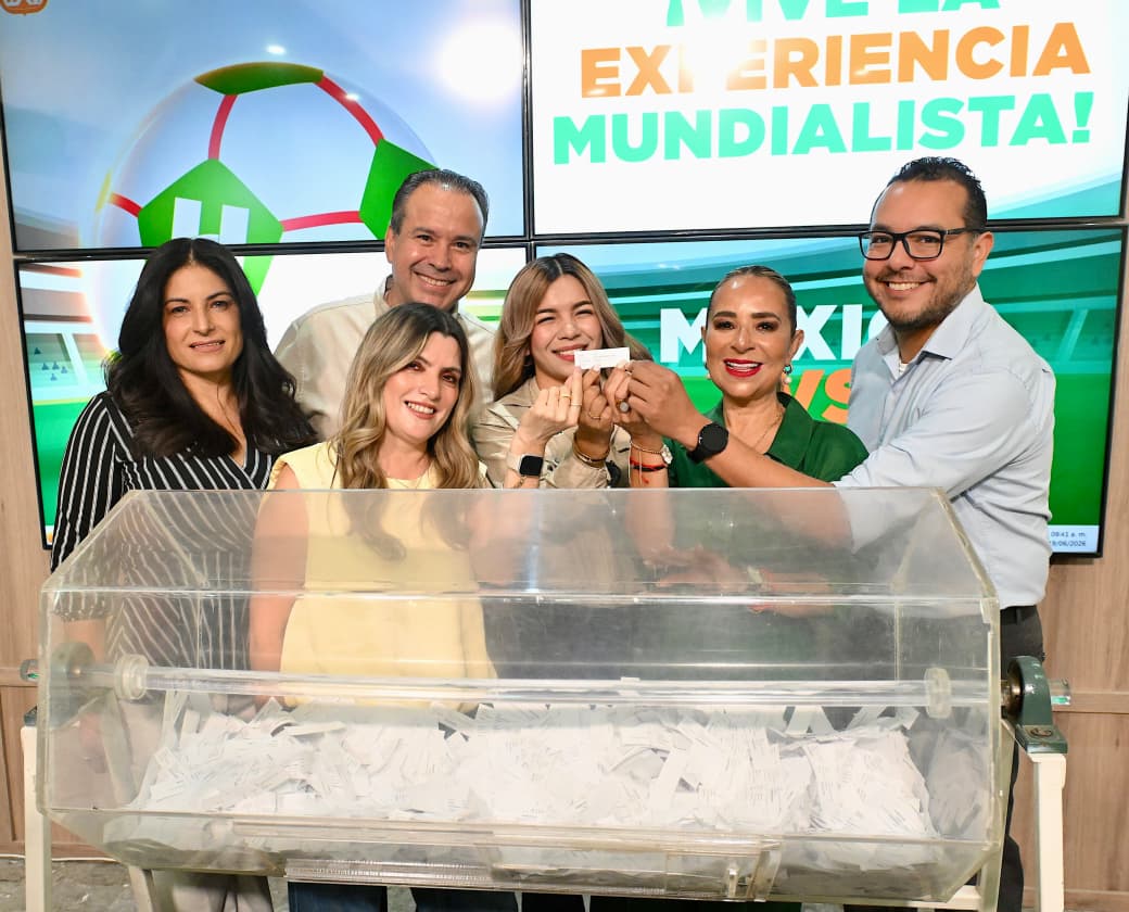 Premia Toño Astiazarán a hermosillense cumplida con Vive una Experiencia Mundialista