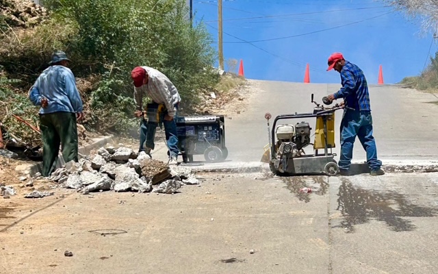 Realizan labores de bacheo en avenida Durango