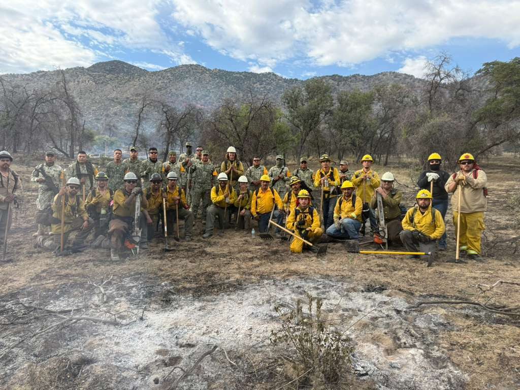 Gobierno de Sonora coordina esfuerzos binacionales para combatir incendio forestal Benton en la frontera Sonora-Arizona