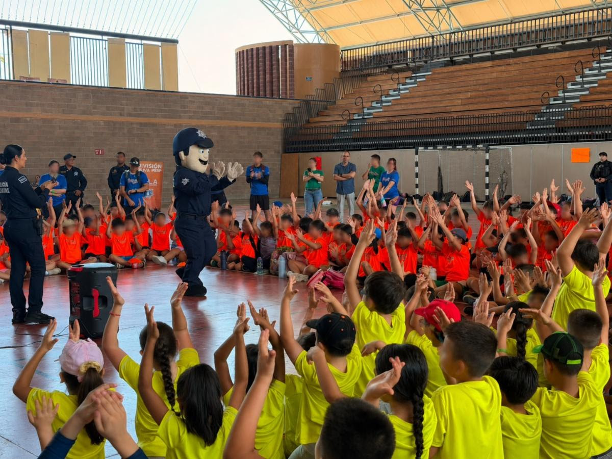 Convive Policía Estatal con niñas y niños en campamento de verano Codeson