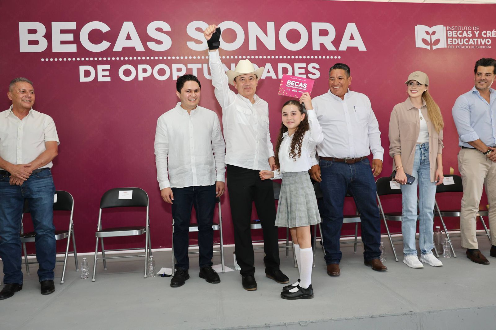 Acerca Gobernador Durazo becas y apoyos a comunidades del noroeste