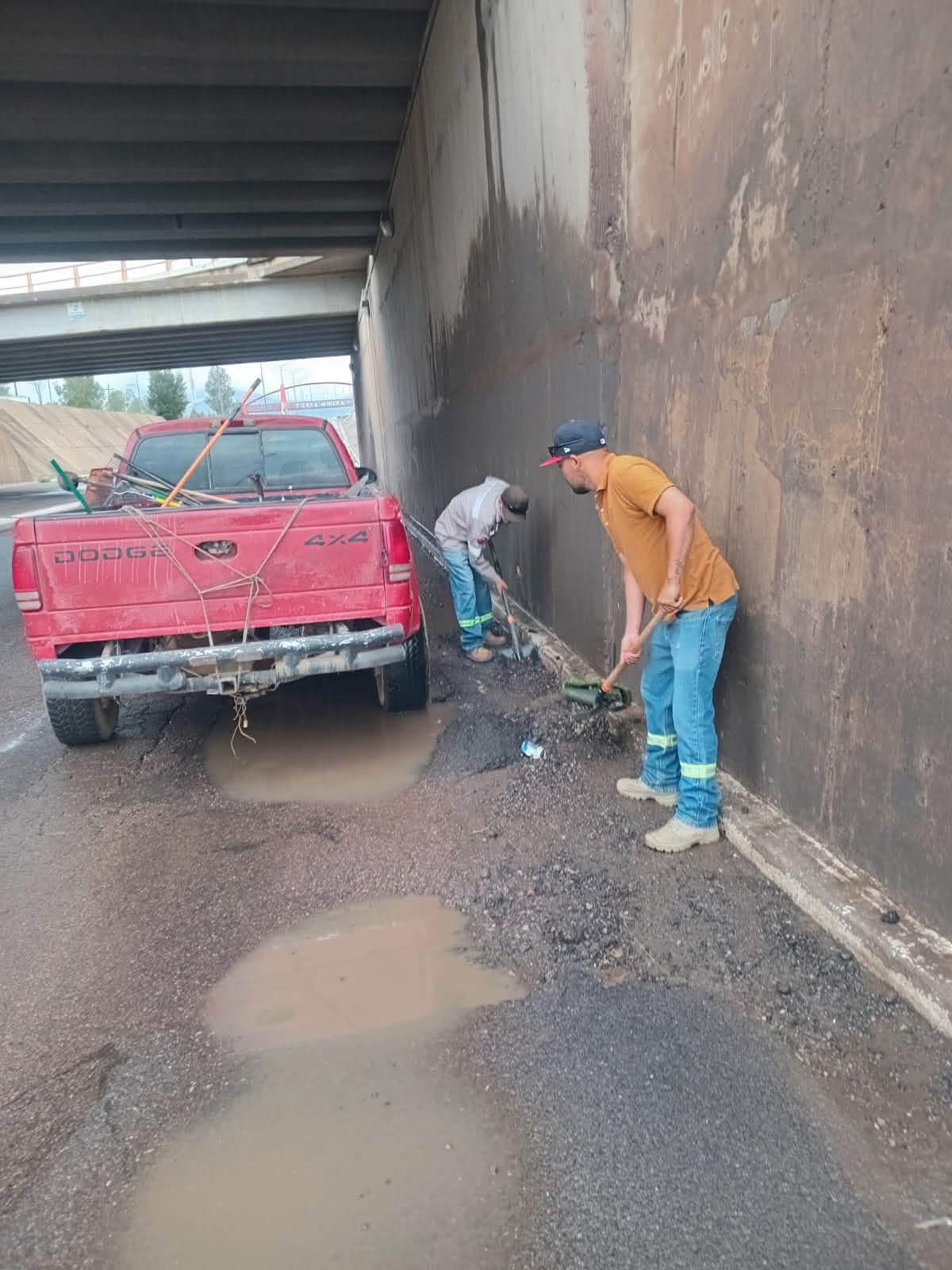 Realizan labores preventivas de limpieza en puentes y vialidades