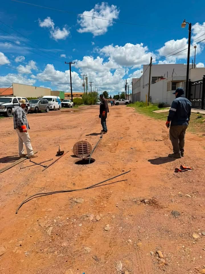 Dan mantenimiento a la red de drenaje en Cananea