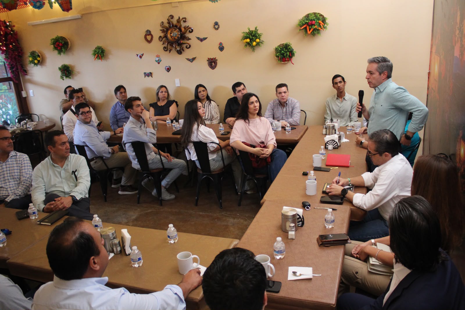 Dialoga Omar Del Valle con empresarios de Hermosillo