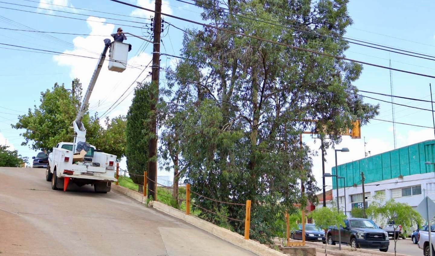 Dan mantenimiento a las luminarias en varios sectores de Cananea