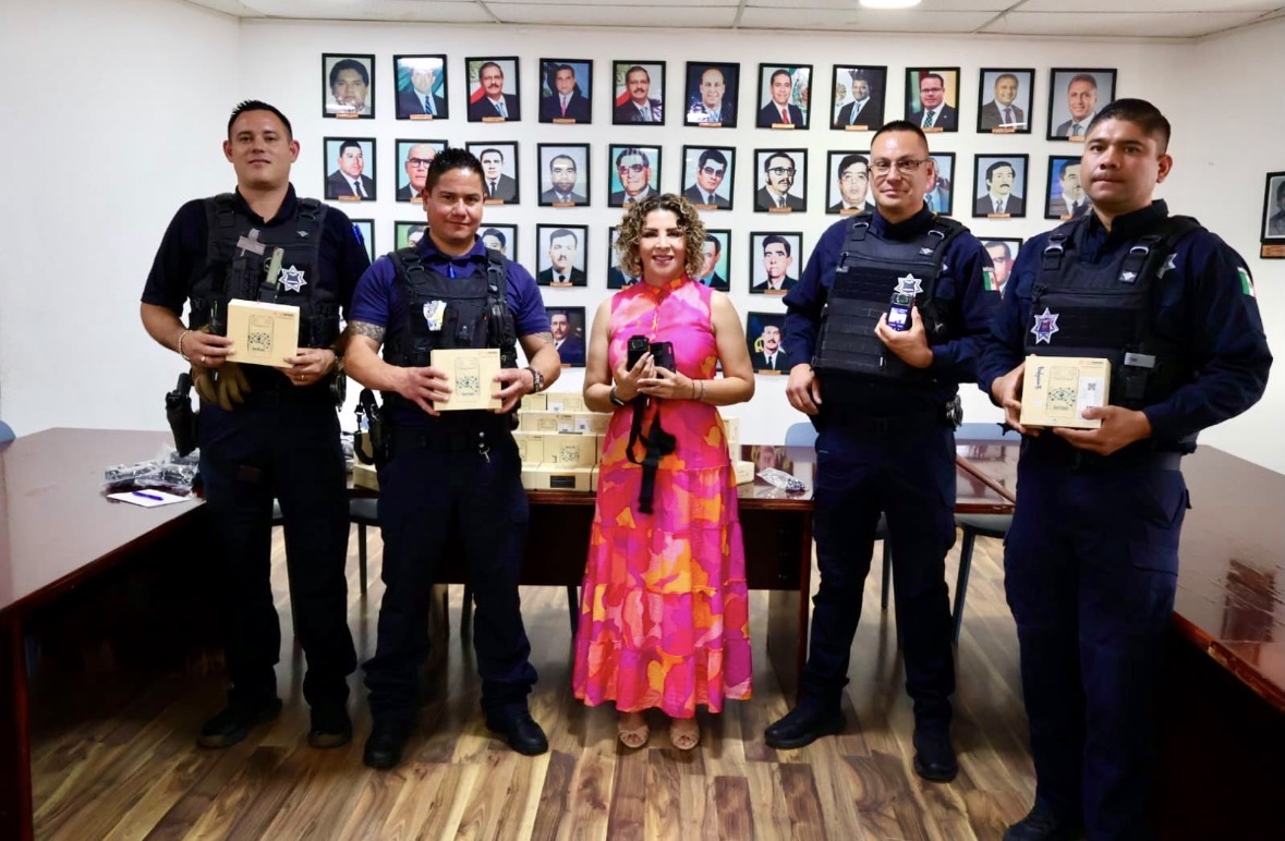 Refuerza Alcaldesa de Cananea equipamiento a la Policía Municipal