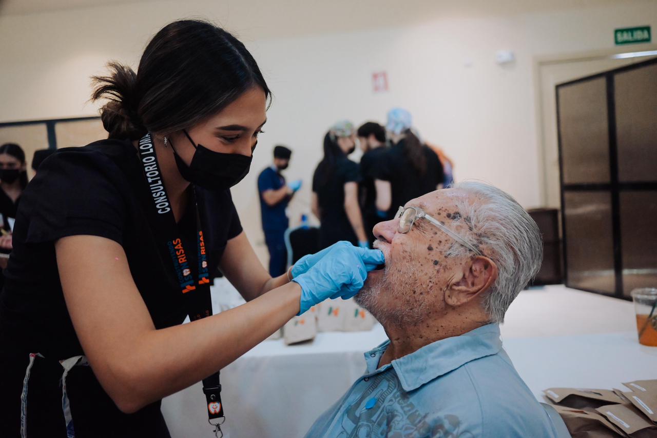 Apoya Toño Astiazarán a adultos mayores con más de 2 mil prótesis dentales