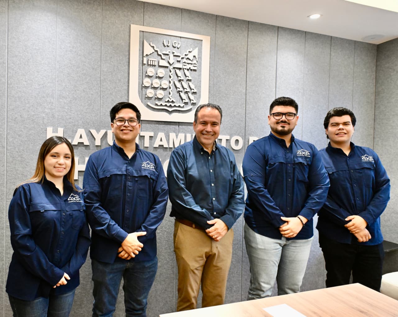 Apoya Astiazarán a estudiantes que construyen prototipo de vehículo todoterreno a control remoto
