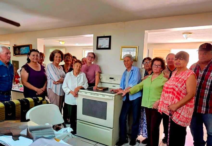 Donan estufa eléctrica a Inapam para mayor seguridad de adultos mayores