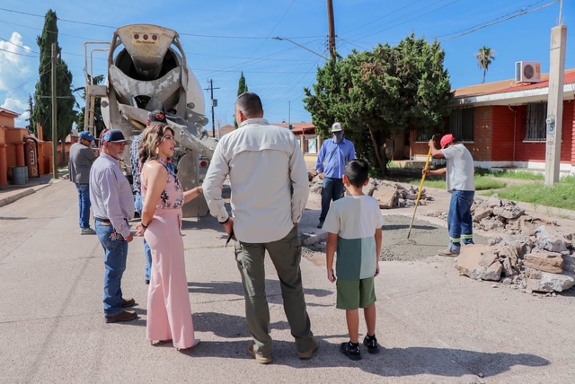 Supervisa Esmeralda González trabajos de bacheo en Cananea