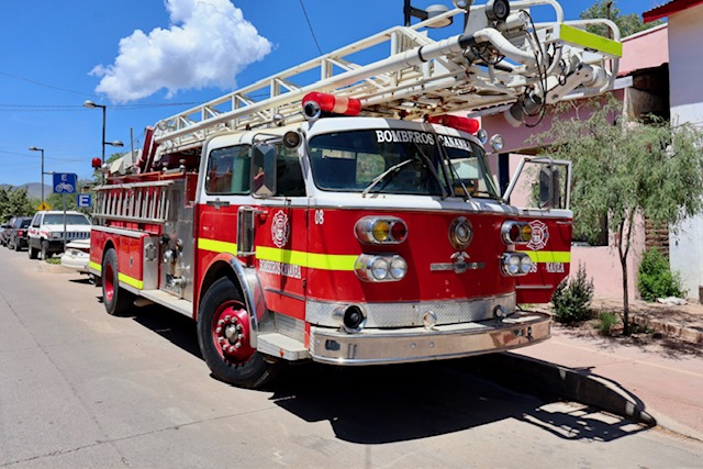 Dona Ayuntamiento de Cananea camión de bomberos y equipamiento a Ures