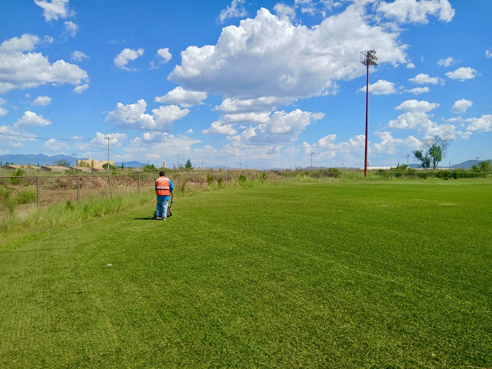 Dan mantenimiento a instalaciones deportivas en Cananea