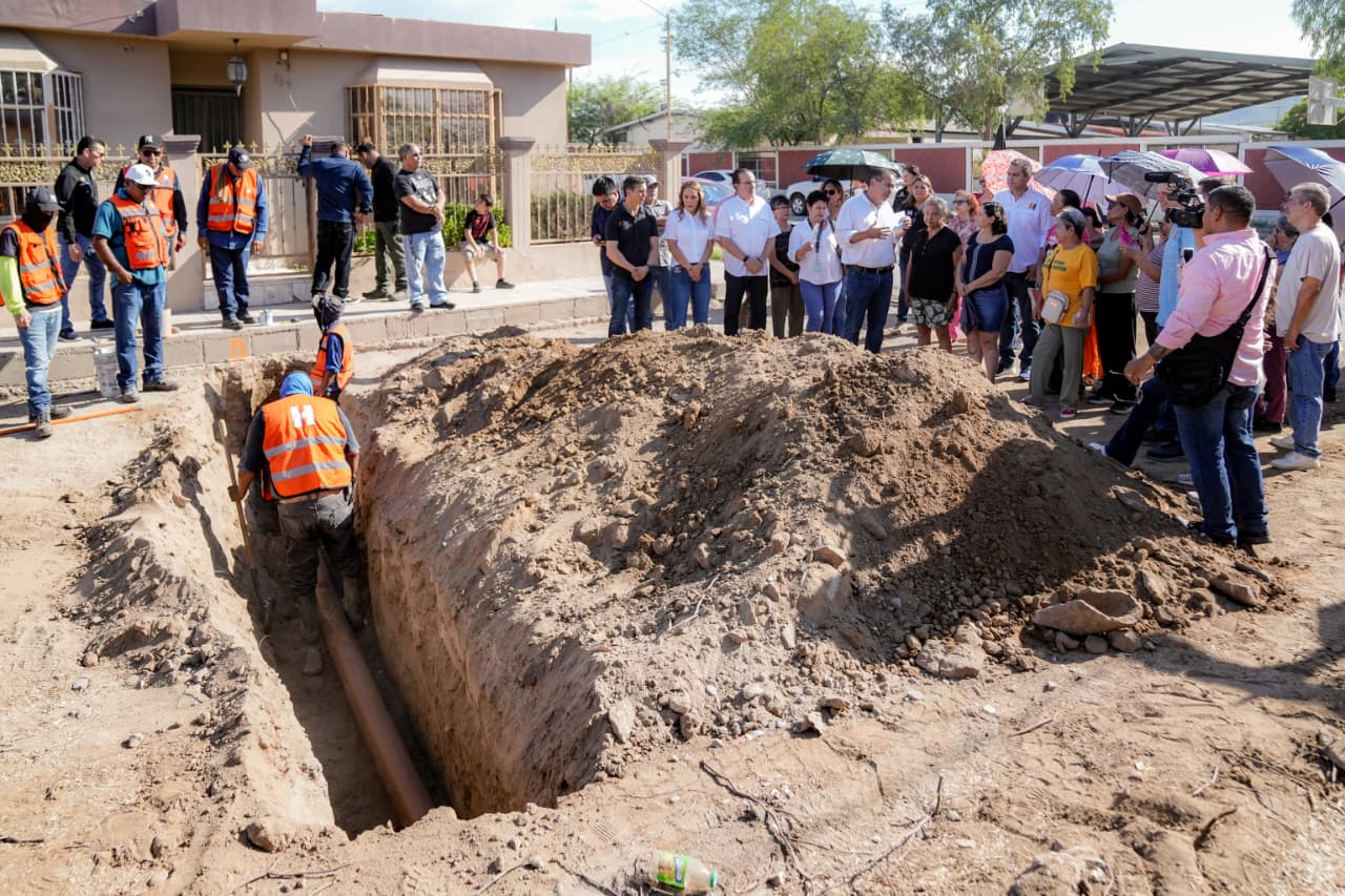 Supervisa Toño Astiazarán pavimentación con concreto de la Huásabas