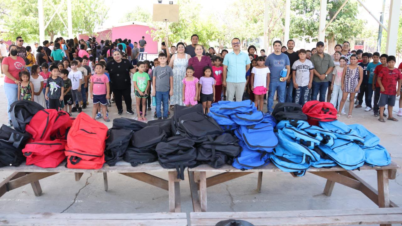 Entrega alcaldesa Karla Córdova más de 450 mochilas y paquetes de útiles escolares en comunidades rurales