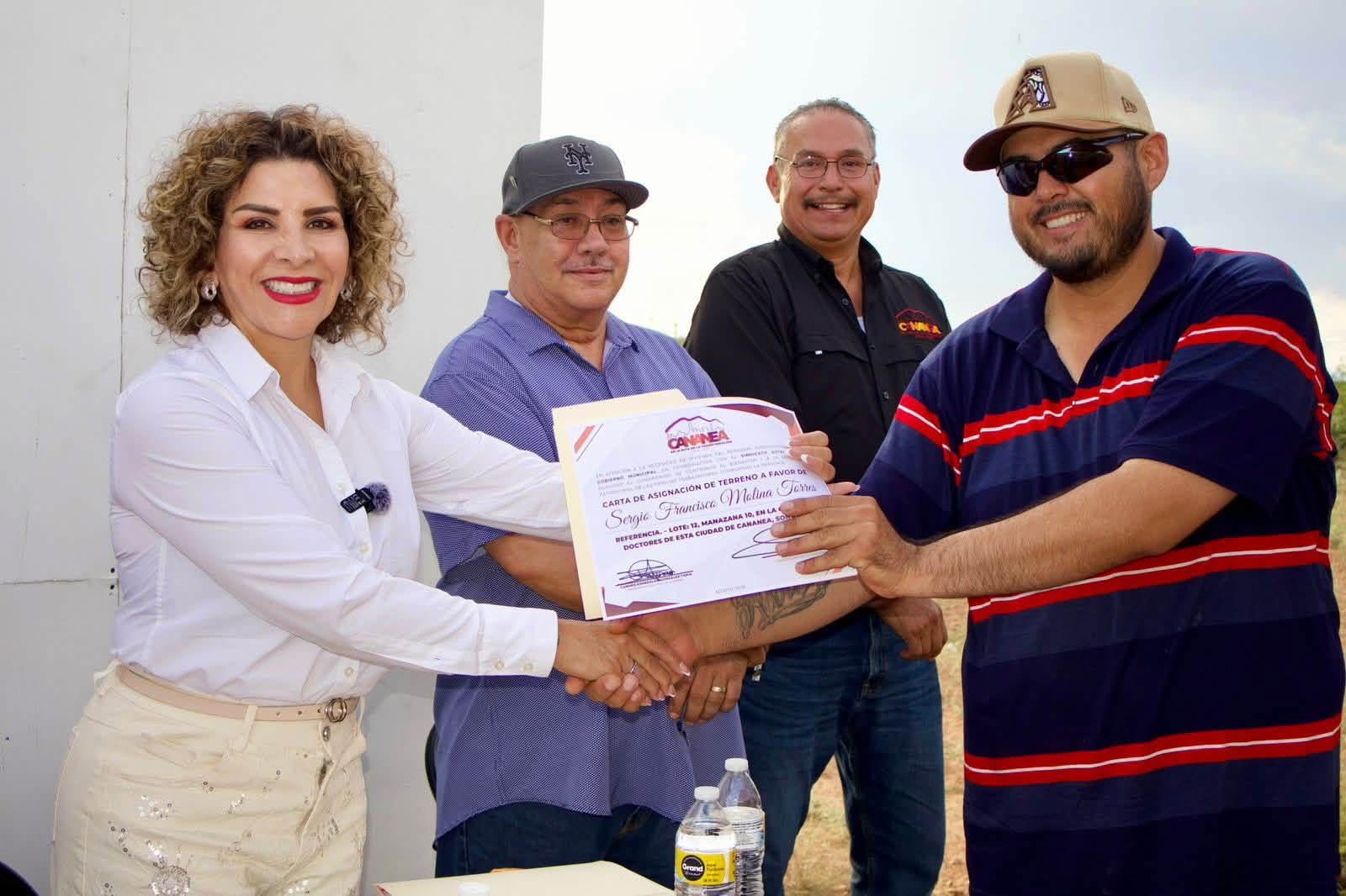 Entrega Alcaldesa de Cananea terrenos a trabajadores sindicalizados