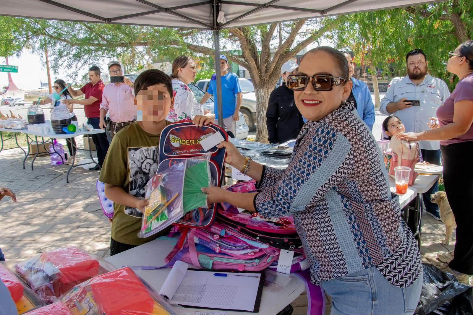 Entregan más de 400 mochilas y útiles a niñas y niños en Cananea
