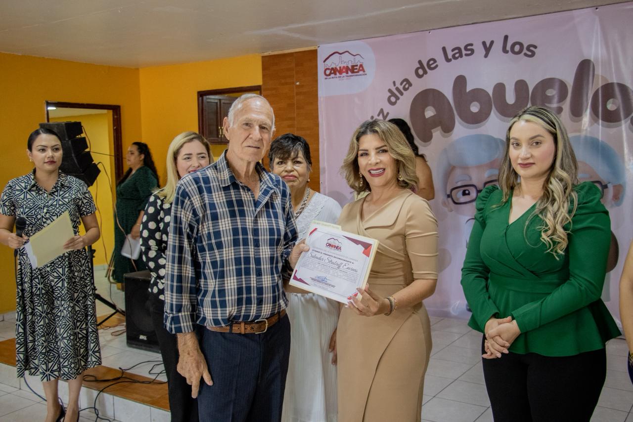 Entrega Esmeralda González reconocimiento a adultos mayores