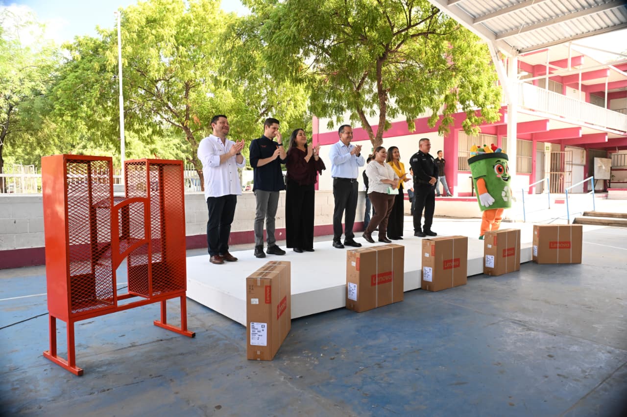 Dona Toño Astiazarán equipo de cómputo a secundaria 9, “Arq. Gustavo F. Aguilar Beltrán”