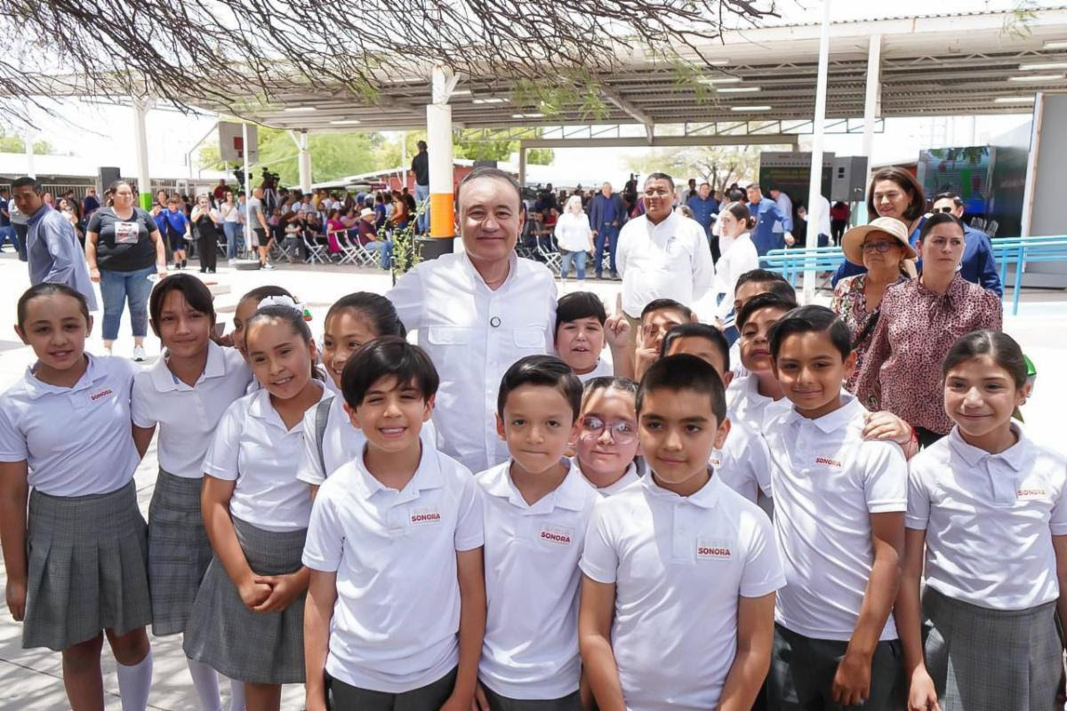 Arranca Durazo ciclo escolar con entrega de uniformes y libros de texto gratuitos