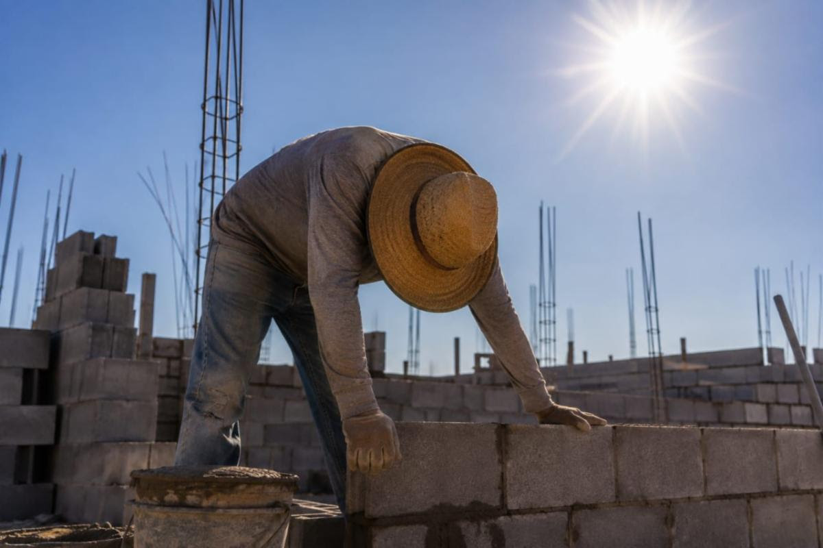 Pide Salud a hombres protegerse del calor por mayor riesgo de afectaciones