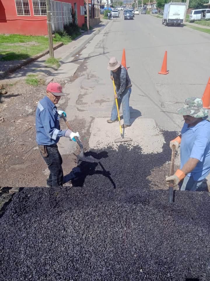 Mantienen labores de bacheo en vialidades de Cananea
