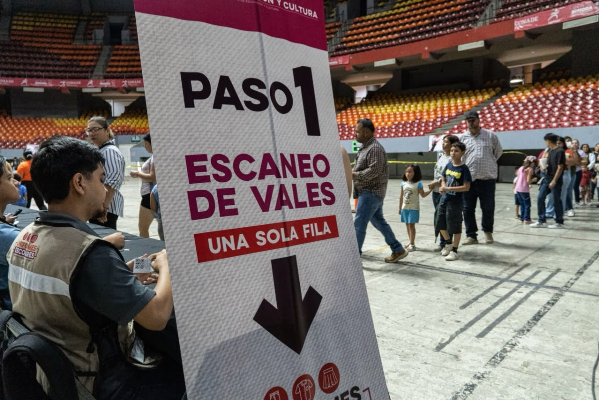Entregan con orden y agilidad uniformes escolares gratuitos en Hermosillo