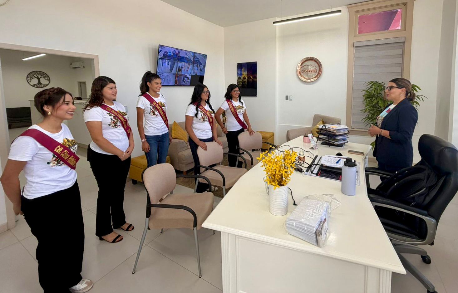 Convive presidenta Esmeralda González con candidatas a China Poblana
