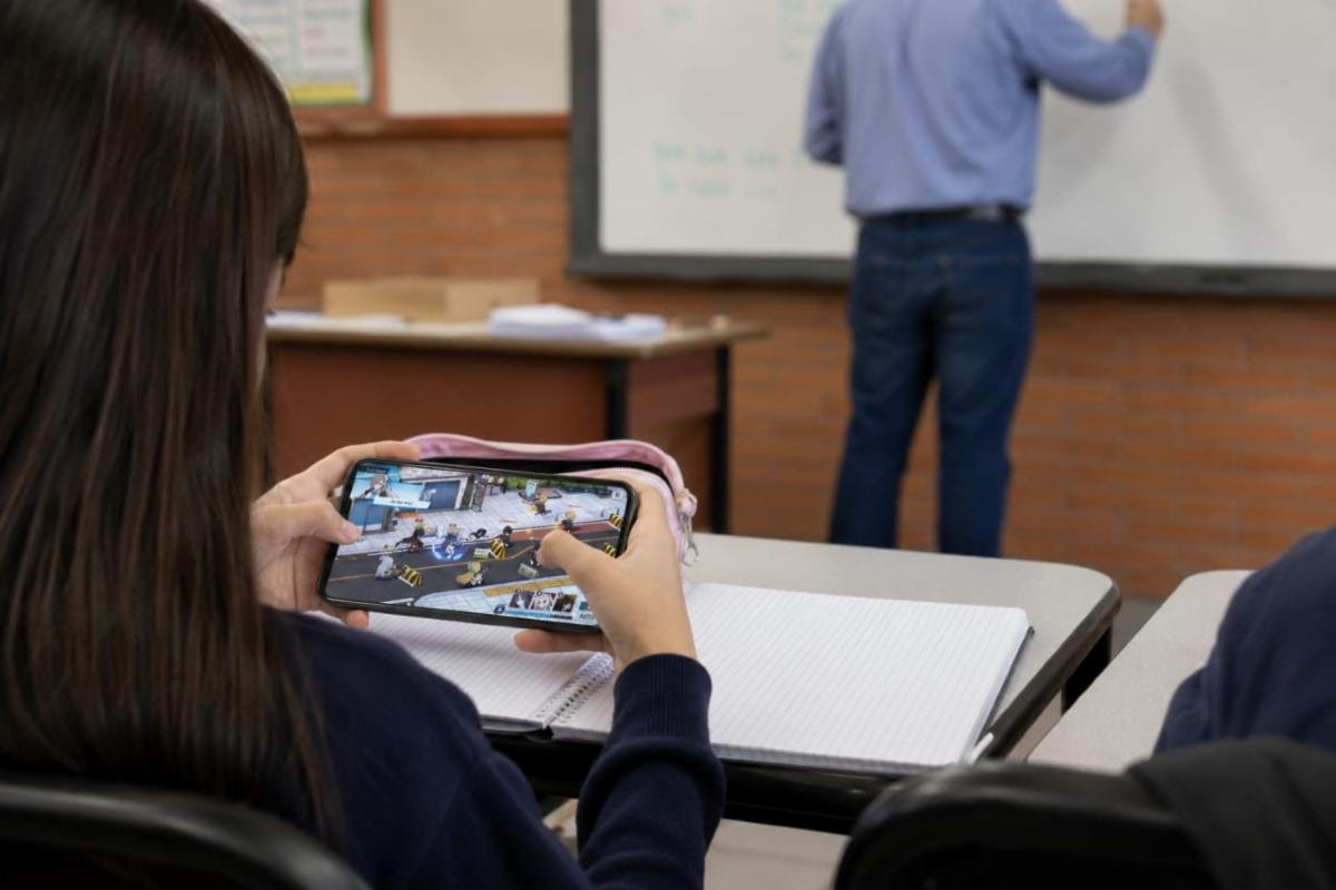 Promueve Salud uso responsable de celulares para cuidar salud mental de niñas y niños