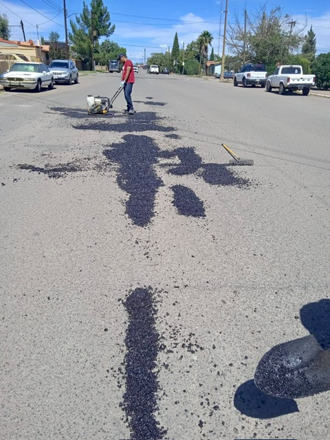 Avanzan trabajos de bacheo en vialidades de Cananea