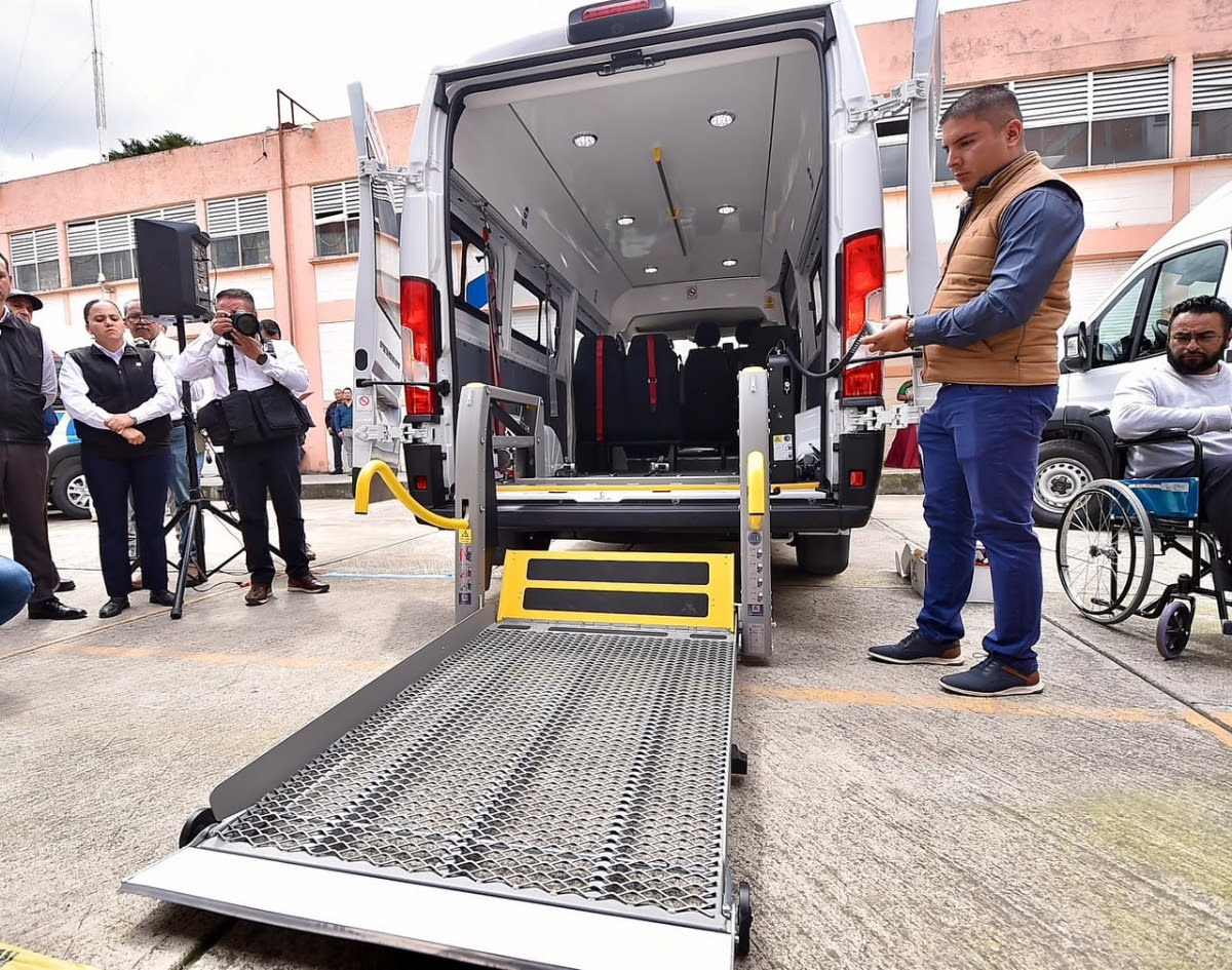 Amplía Gobernador atención y movilidad para personas con discapacidad; entrega unidades especializadas