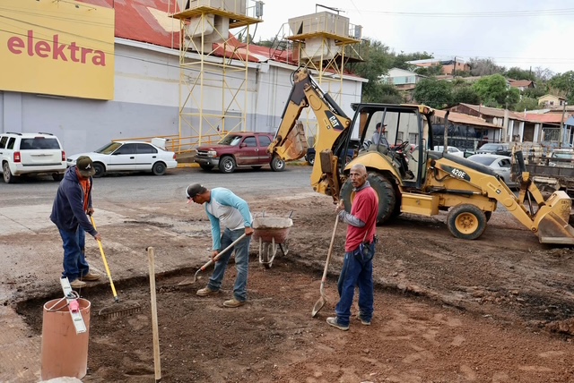 Reparan socavón en Cananea; piden precaución al circular en esa zona