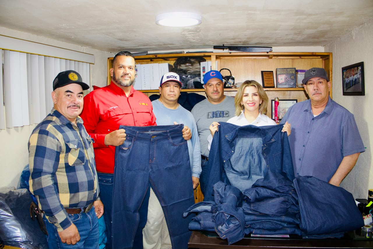 Entrega Alcaldesa de Cananea uniformes a sindicalizados de Servicios Públicos