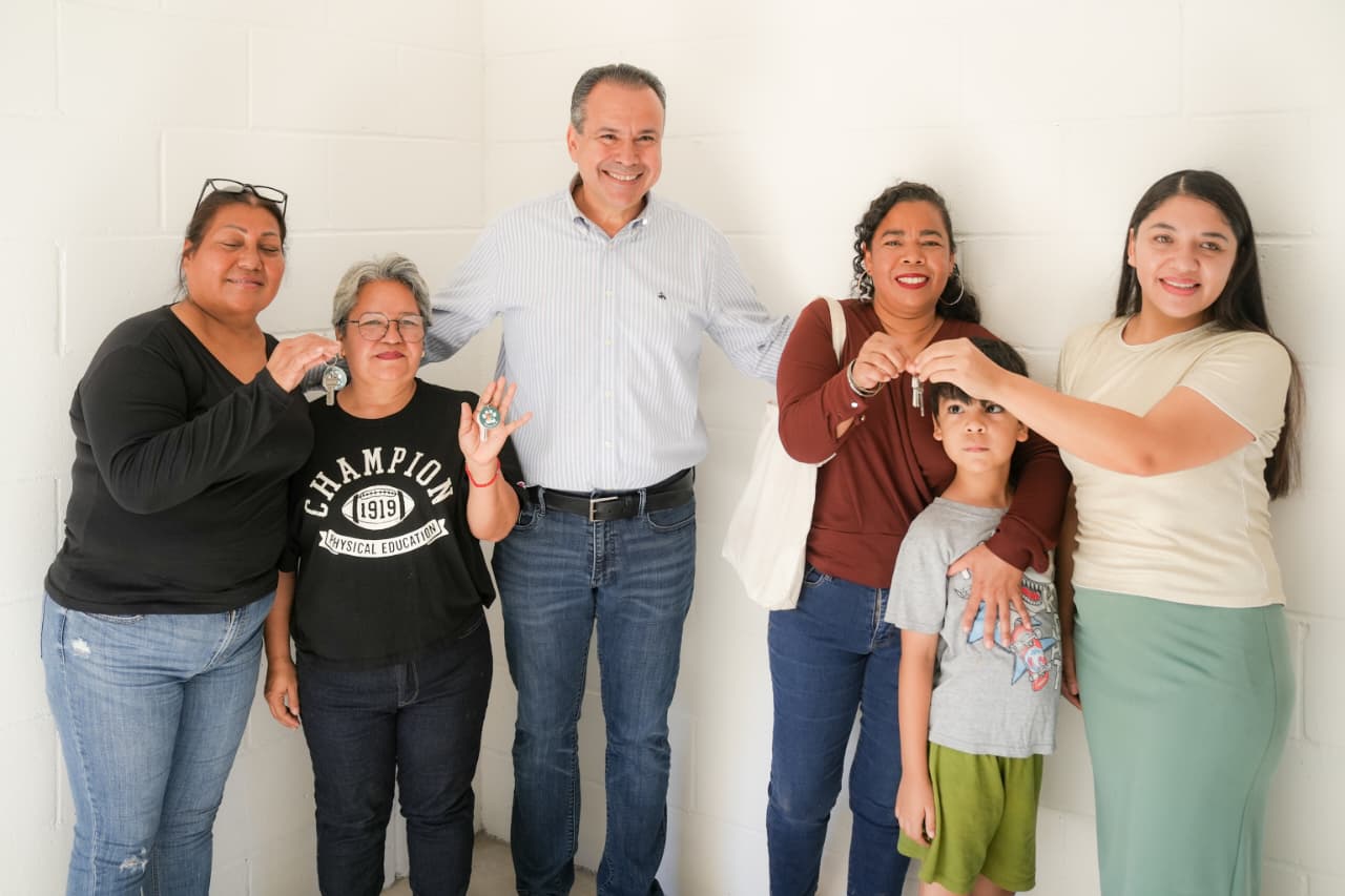 Beneficia Toño Astiazarán a familias de El Ranchito con cuartos adicionales en su vivienda