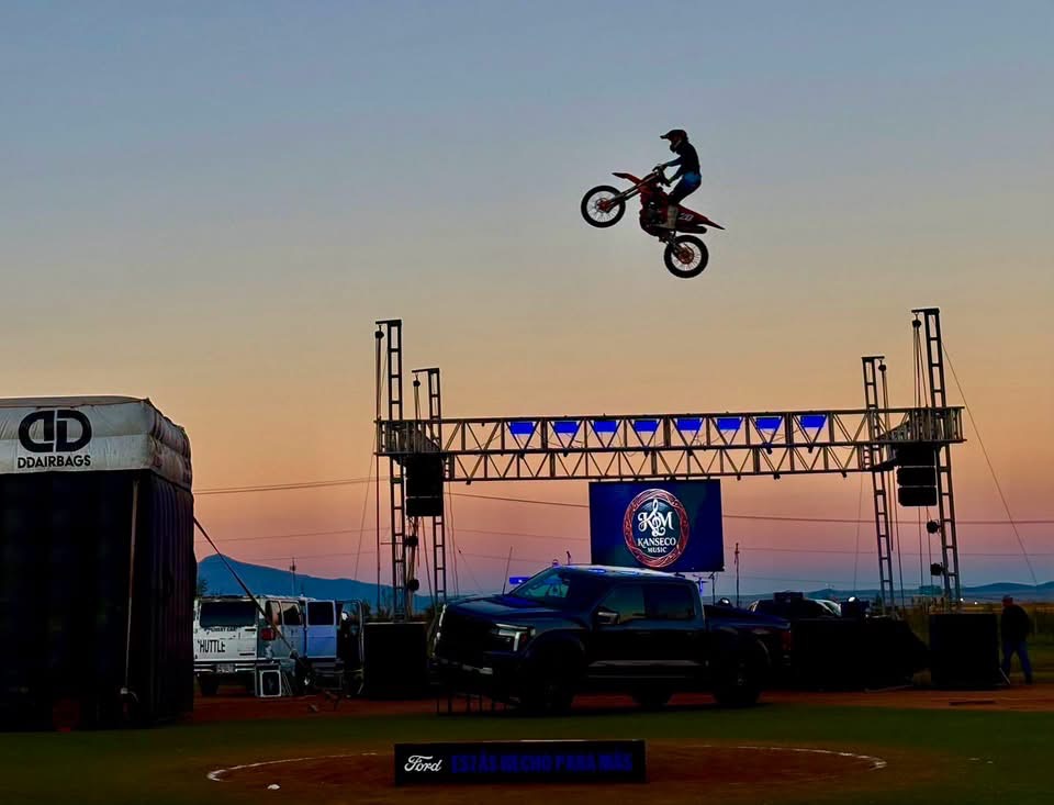 Disfrutan en Cananea exhibición de Freestyle Motocross