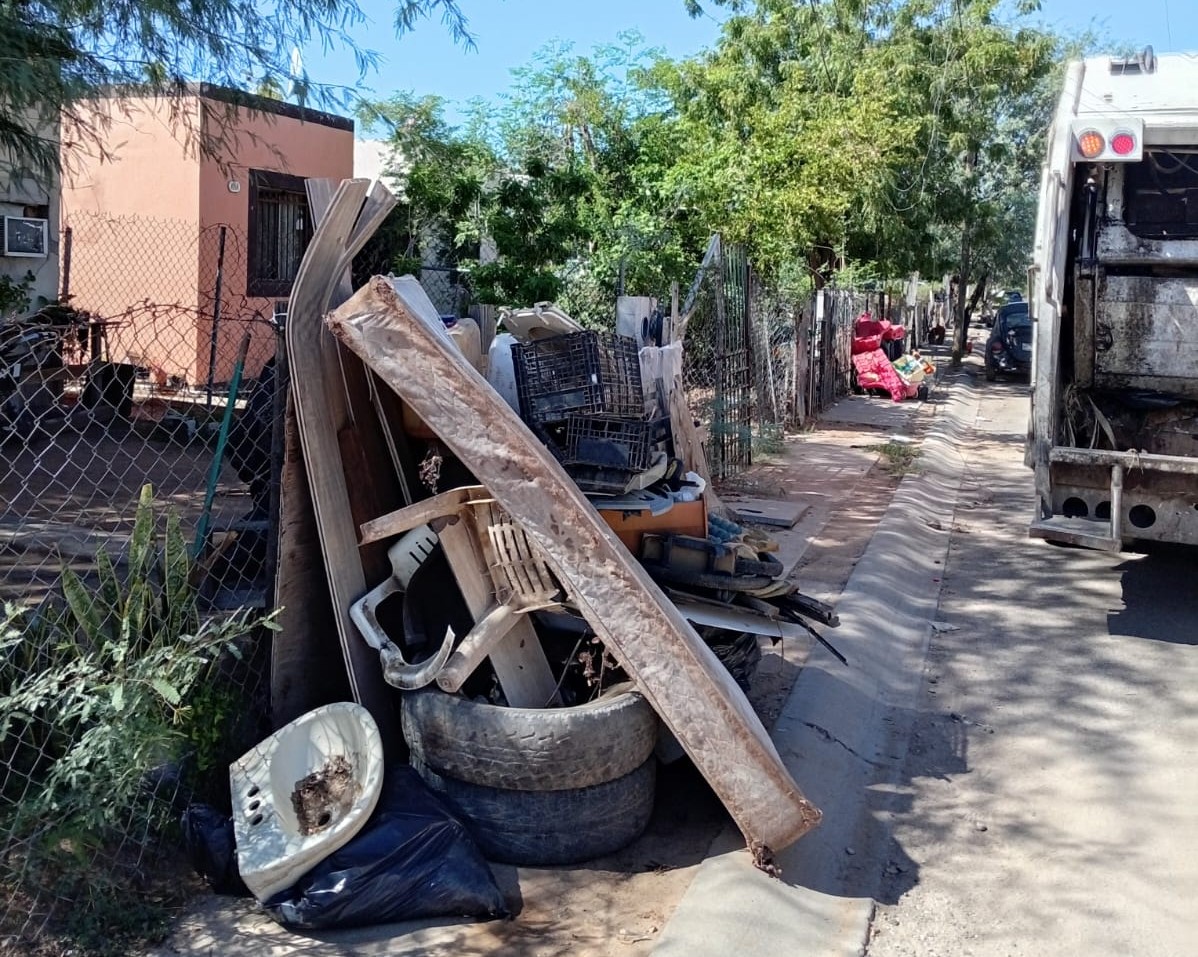 Beneficia Ayuntamiento a familias de La Cholla con jornada de descacharre