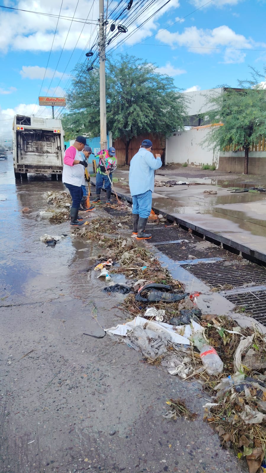 Realizan trabajadores del Ayuntamiento limpieza de rejillas pluviales por lluvias