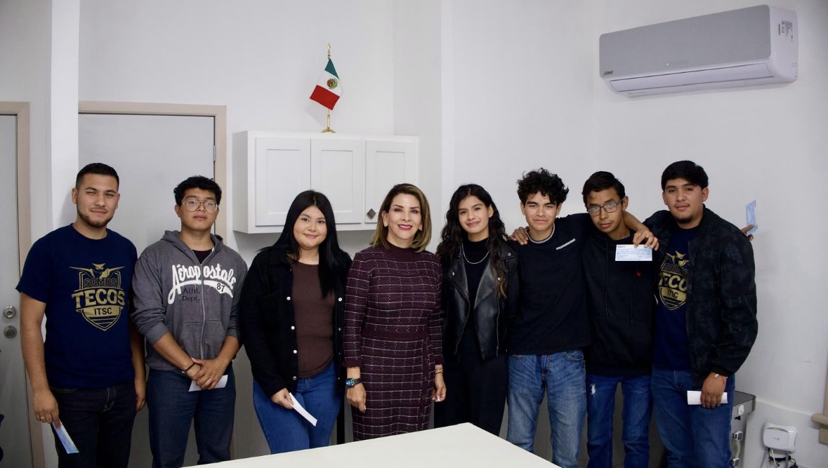 Entrega Alcaldesa de Cananea apoyo económico a ganadores del Reto Juvenil 2026