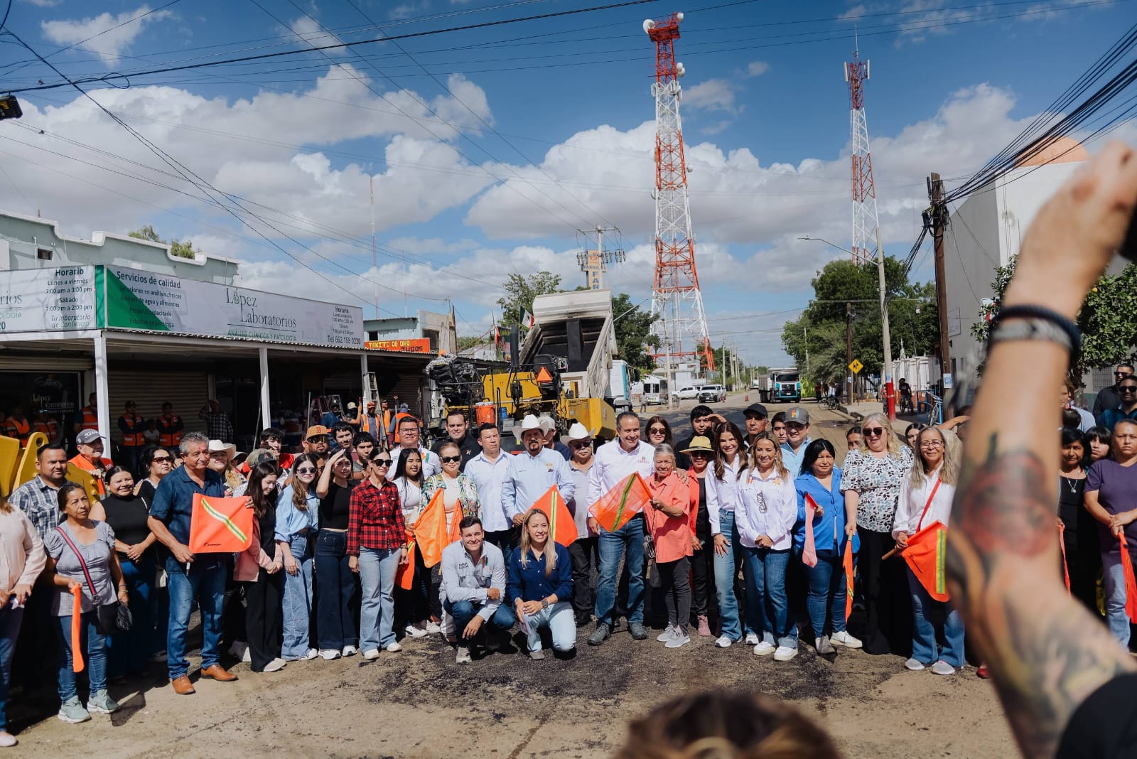 Inicia Toño Astiazarán rehabilitación de calles en Miguel Alemán; entrega tinacos y becas a familias de Kino
