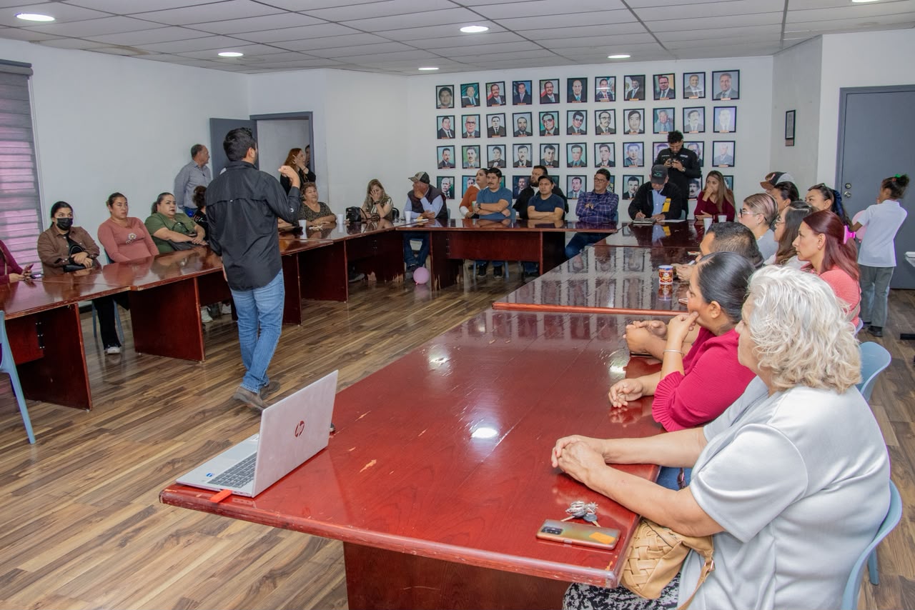 Realizan con éxito plática informativa sobre oferta financiera