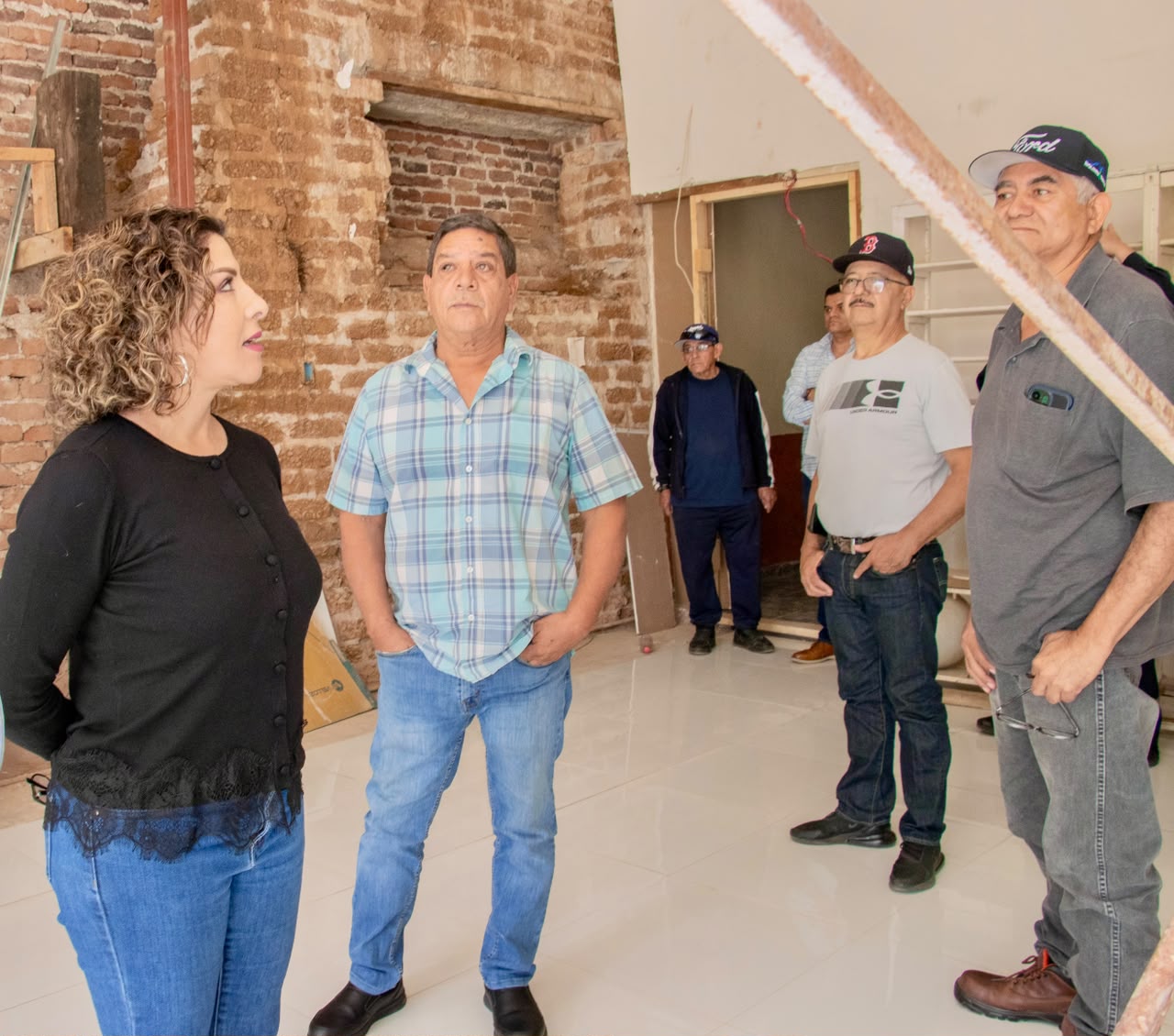 Atiende Alcaldesa de Cananea a miembros de Asociación de Mineros Retirados